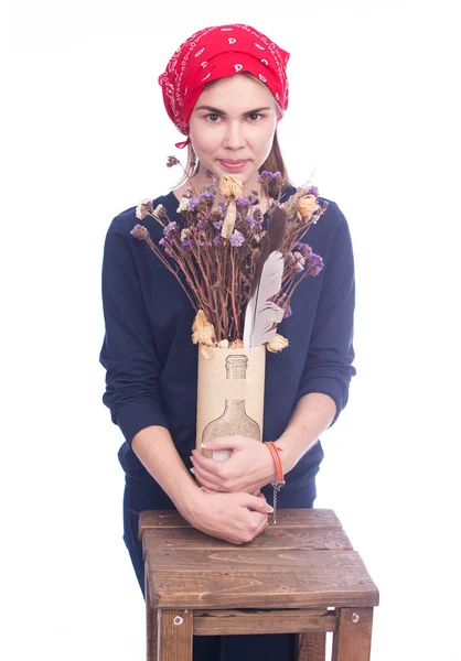 Junges Mädchen mit Blumenvase isoliert — Stockfoto