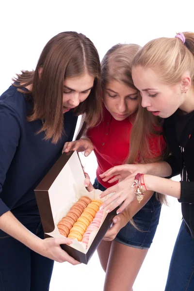 Pessoas segurando caixa com macaroons doces — Fotografia de Stock