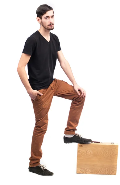 Junger Mann hält Kiste mit Werkzeug — Stockfoto