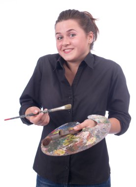 Palet ve boya fırçası ile genç sanatçı