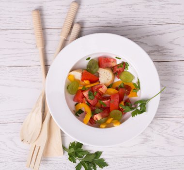 Bir kasede sebze salatası