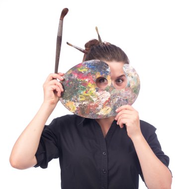 Palet ve boya fırçası ile genç sanatçı