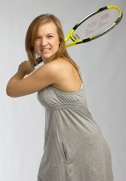 Vacker flicka spela tennis — Stockfoto