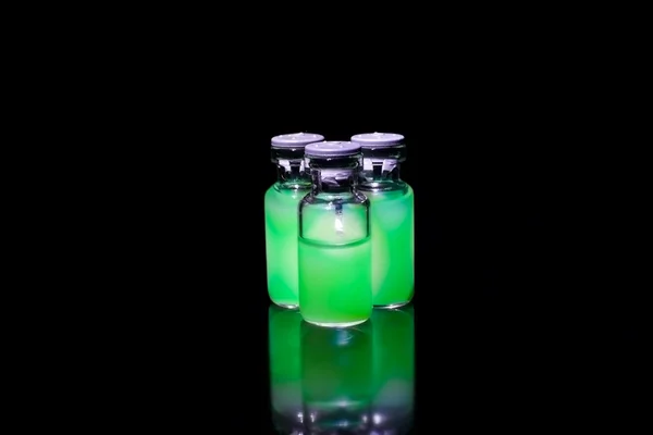 Şişeleri yeşil parlayan tıp — Stok fotoğraf