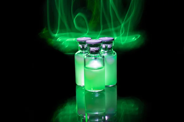Yeşil parlayan ilaç zehirli ateşle — Stok fotoğraf