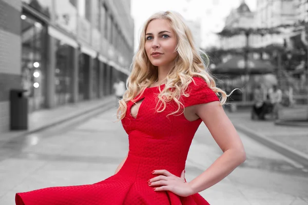 Mulher em vestido vermelho está sentado BW ao ar livre — Fotografia de Stock