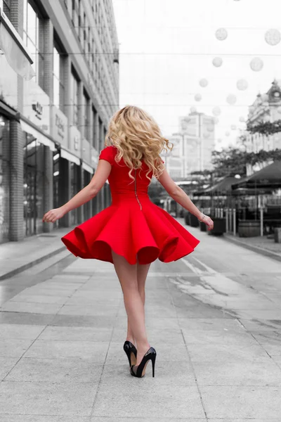 Vrouw in rode jurk wandelen op Bw buiten — Stockfoto