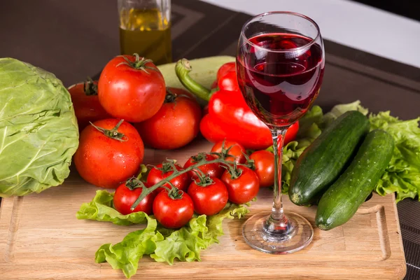 Bicchiere di vino rosso vicino a verdure fresche — Foto Stock