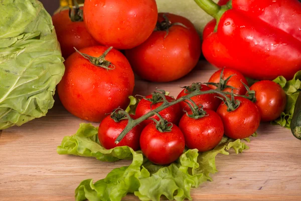 Tomaten, Kohl, Paprika und Salat Stockfoto