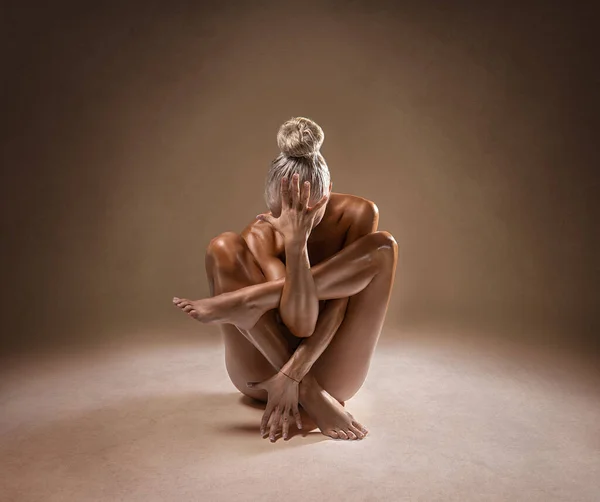 美丽的裸体性感女孩 身材魁梧 完美的身体在瑜伽室摆出瑜伽姿势 — 图库照片