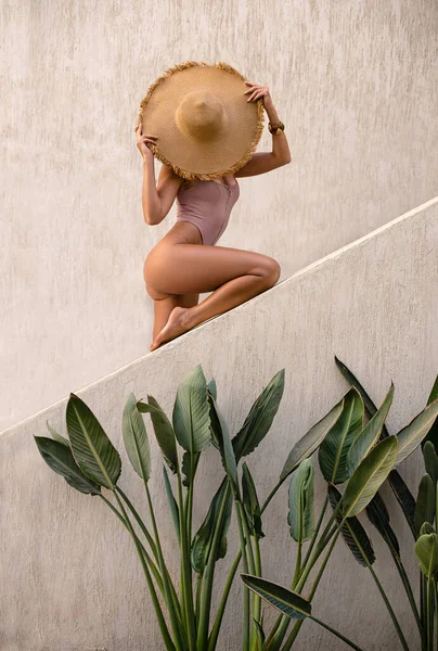 Schöne Frau Mit Perfekten Beinen Roten Bikini Posiert Der Nähe — Stockfoto