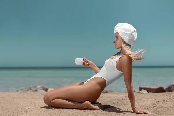 Beautiful Fitness Woman Perfect Butt Legs White Swimwear Coffee Cup — ストック写真