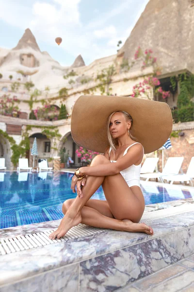 Beautiful Fitness Woman Perfect Butt Legs White Swimwear Large Hat —  Fotos de Stock