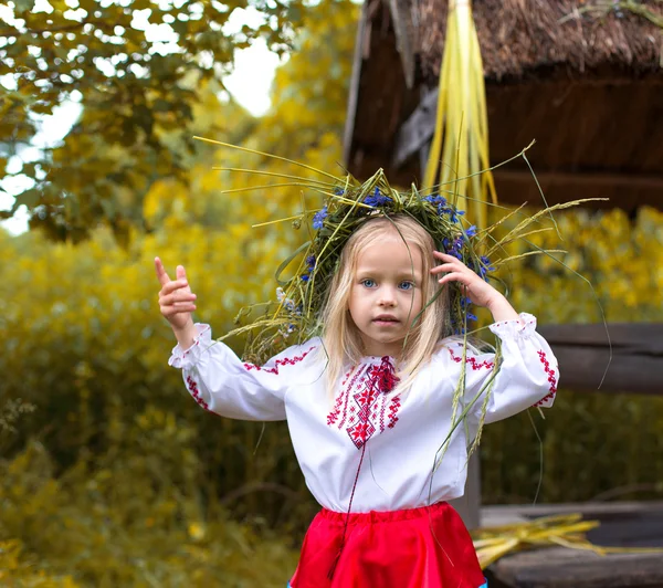 Petite fille en vêtements ukrainiens — Photo