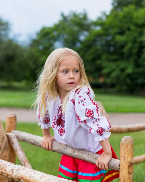 Klein meisje in Oekraïense kleren op de afdekking — Stockfoto