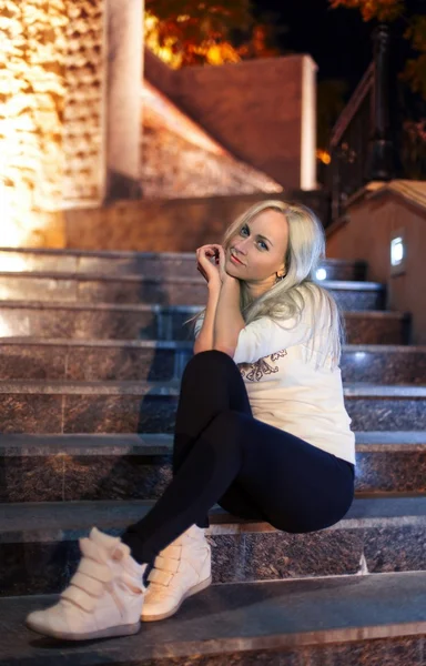 Menina que sentado nas escadas em casual (noite ) — Fotografia de Stock