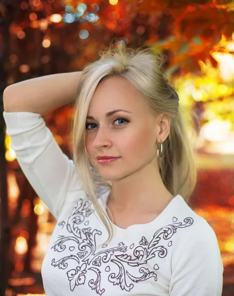 Model blondynka - portret jesieni — Zdjęcie stockowe