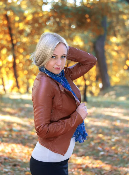 Blonde model posing - autumn portrait — Stock Photo, Image