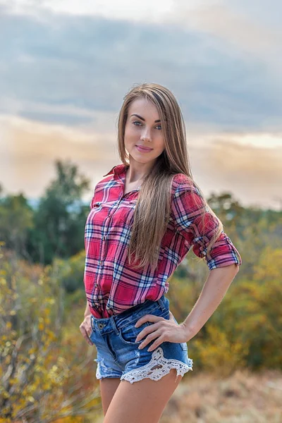 Modelo em calções jeans posando ao ar livre — Fotografia de Stock