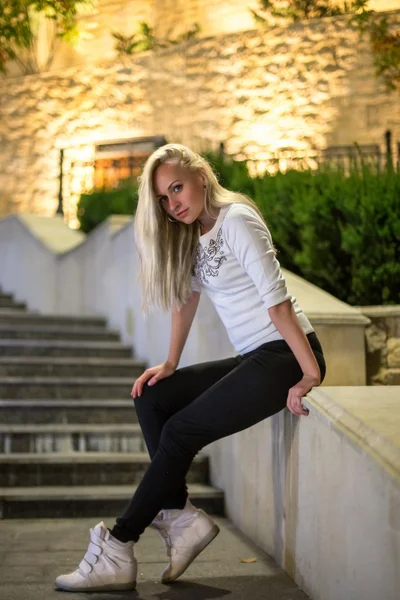 Girl that sitting on the stairs in casual (night) — Stock Photo, Image