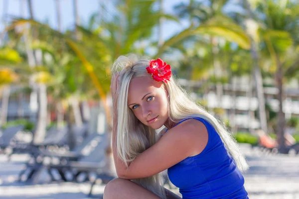 Blond modell på palms träd bakgrunden — Stockfoto