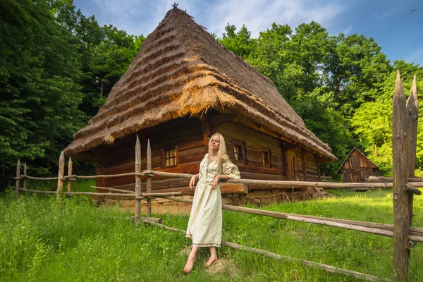 Молода жінка в Український національний костюм поблизу старого будинку — стокове фото
