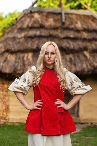 Mujer joven en traje nacional ucraniano rojo — Foto de Stock