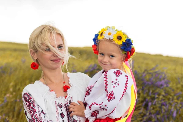 Украинская мать и ее маленькая дочь — стоковое фото