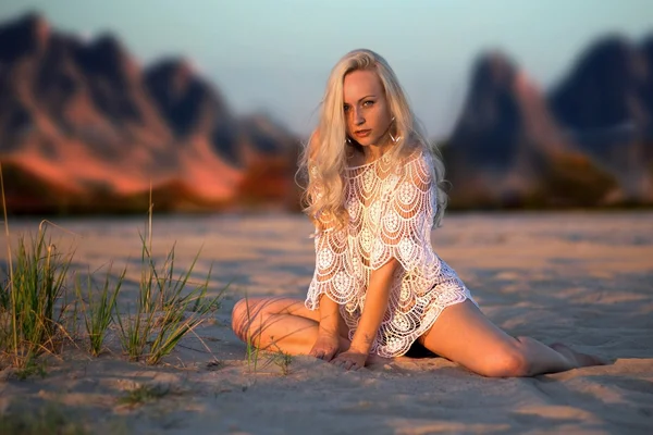 Piękna kobieta w pustyni w www biały — Zdjęcie stockowe