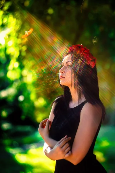 Straal van de zon op het gezicht van goth model — Stockfoto