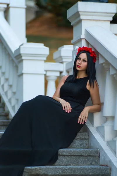 Mujer de pelo negro en el vestido oscuro están esperando — Foto de Stock