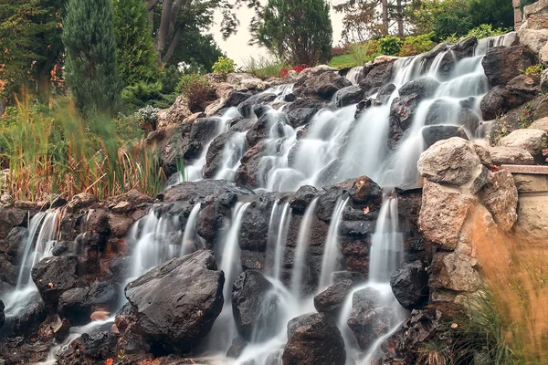 Handgemachte Wasserfall-Kaskade mit Felsen — Stockfoto