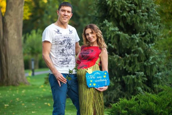 Jong koppel - in de herfst park met banner — Stockfoto