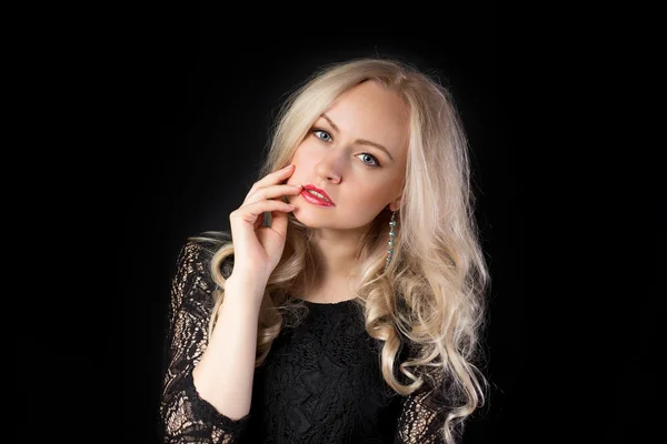 Блондинка модель з рукою біля її губ — стокове фото