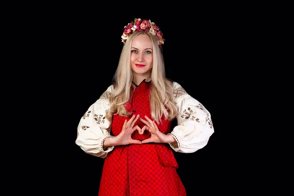 ウクライナの女の子の愛のシンボルと衣装します。 — ストック写真