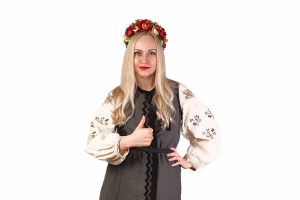 Kvinna i ukrainska kostym med tumme upp — Stockfoto