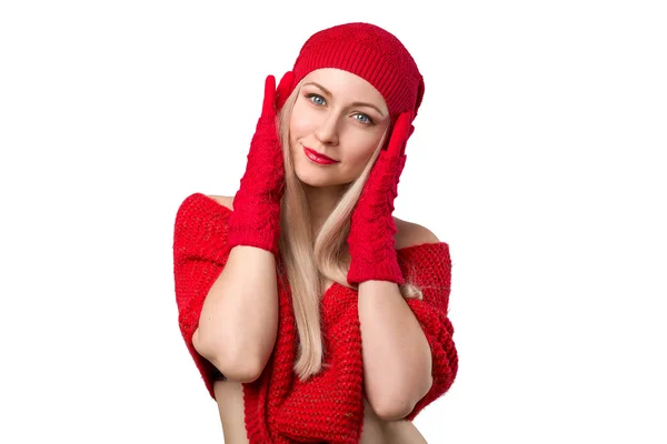 Красивая девушка позирует в вязаном красном свитере и шляпе — стоковое фото