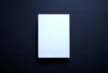 Boş beyaz kağıt sayfa koyu mavi arkaplan