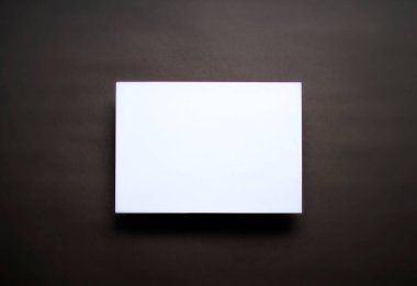 Boş beyaz kağıt sayfa koyu kahverengi arkaplan