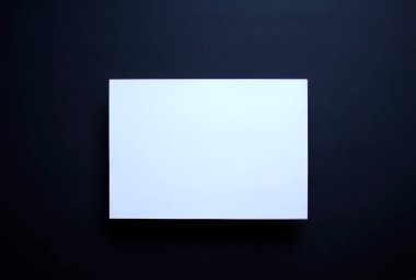 Boş beyaz kağıt sayfa koyu mavi arkaplan