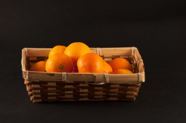 mandalina ile ahşap sepeti