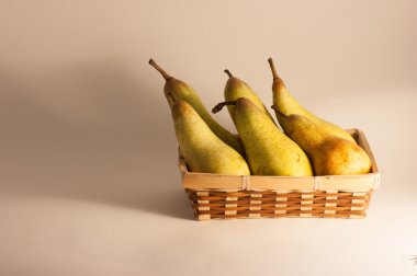 ahşap sepet armut ve