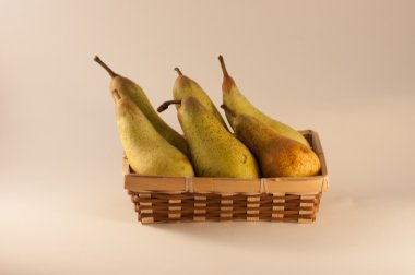 ahşap sepet armut ve