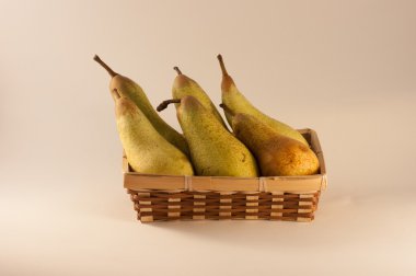 ahşap sepet armut ve