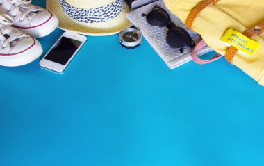 Mavi arka plan üzerinde seyahat için farklı nesneleri