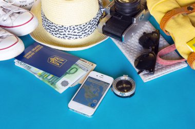 Mavi arka plan üzerinde seyahat için farklı nesneleri
