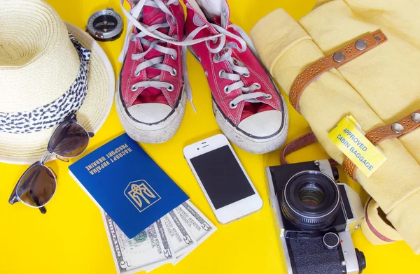 Различные объекты для путешествий на желтом фоне — стоковое фото