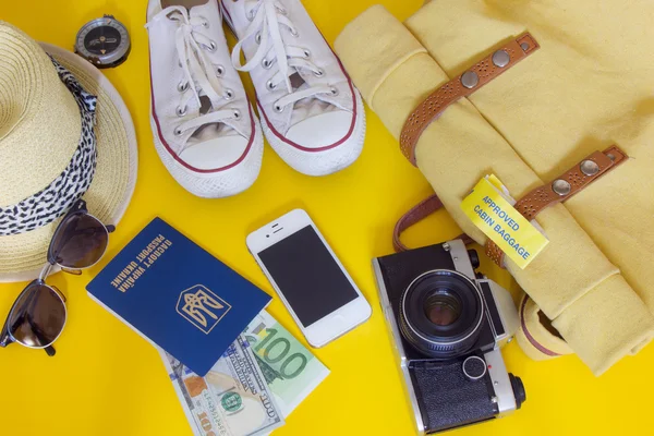 Différents objets pour voyager sur fond jaune — Photo