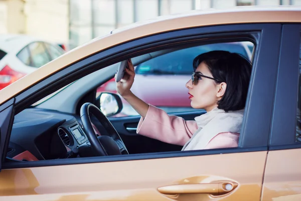 Ung kvinna som kör sin bil — Stockfoto