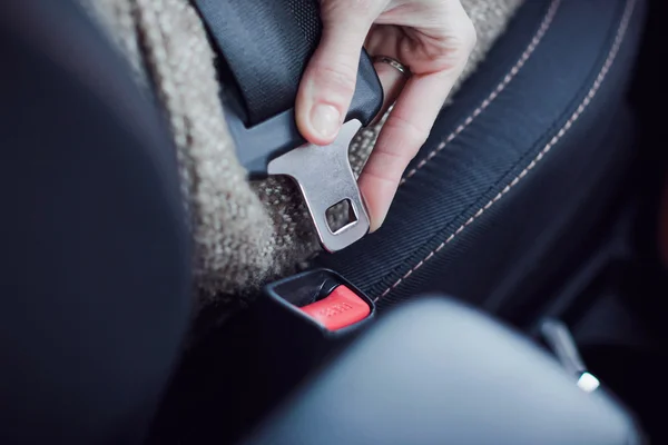 Kvinna hand fästande bilbälte i bilen — Stockfoto